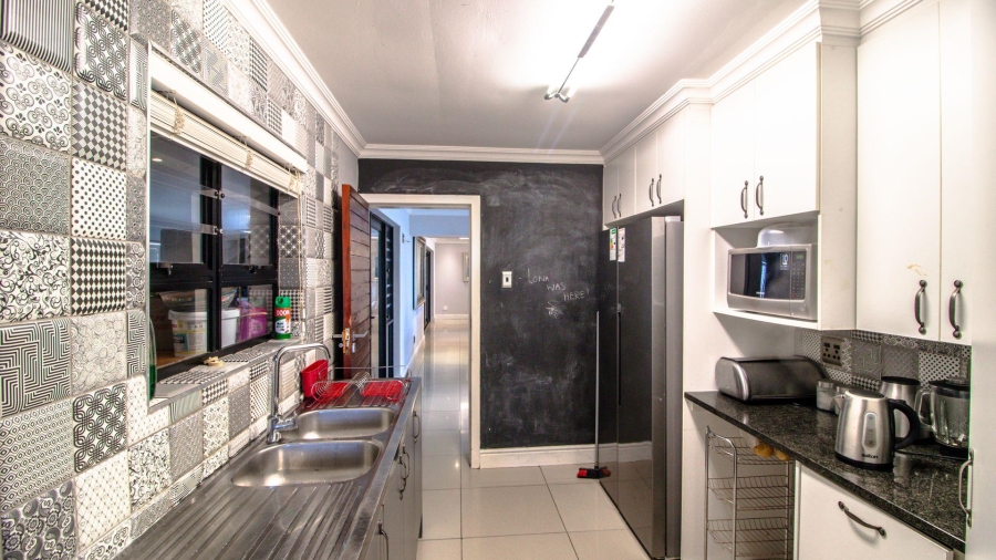 6 Bedroom Property for Sale in Gonubie Eastern Cape
